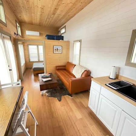 Grand Canyon Hideaway Tiny Home Вал Екстериор снимка