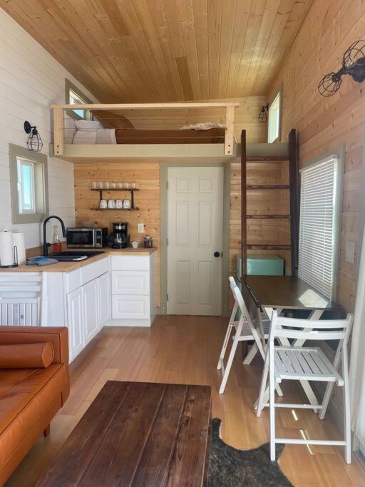Grand Canyon Hideaway Tiny Home Вал Екстериор снимка